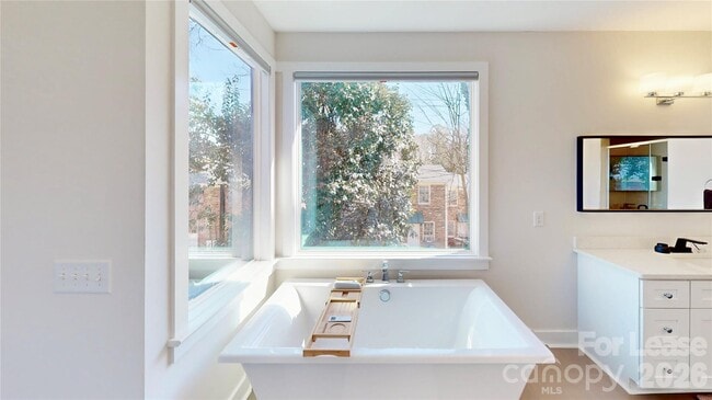 Building Photo - 1220 Lomax Ave