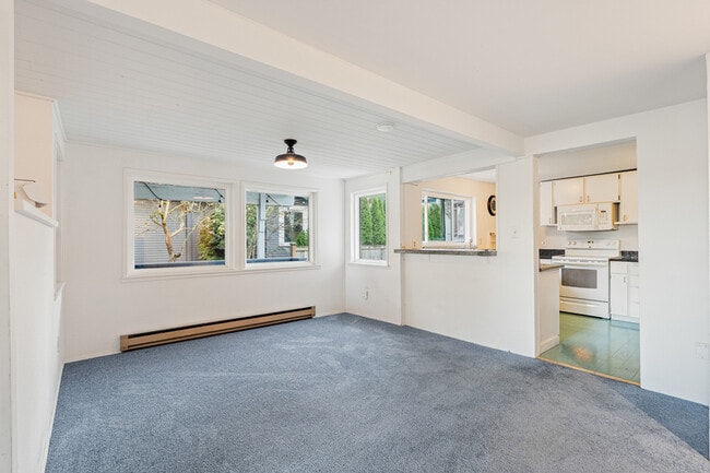 Building Photo - 6807 Aurora Ave N