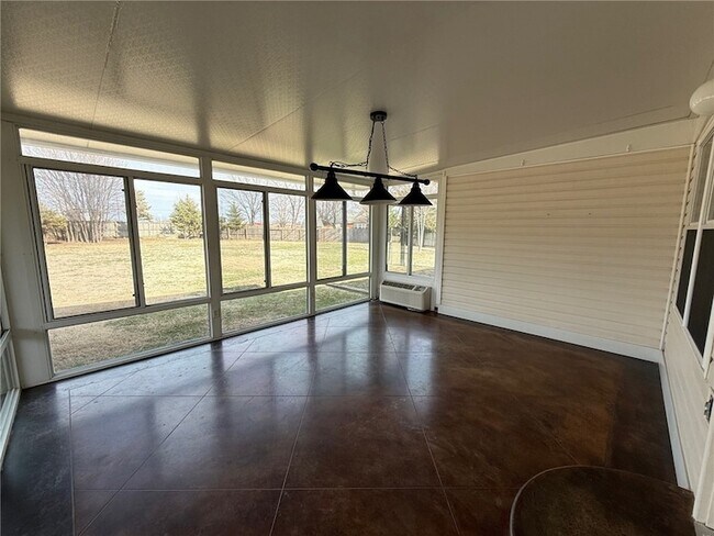 Building Photo - 1808 Lancaster Dr