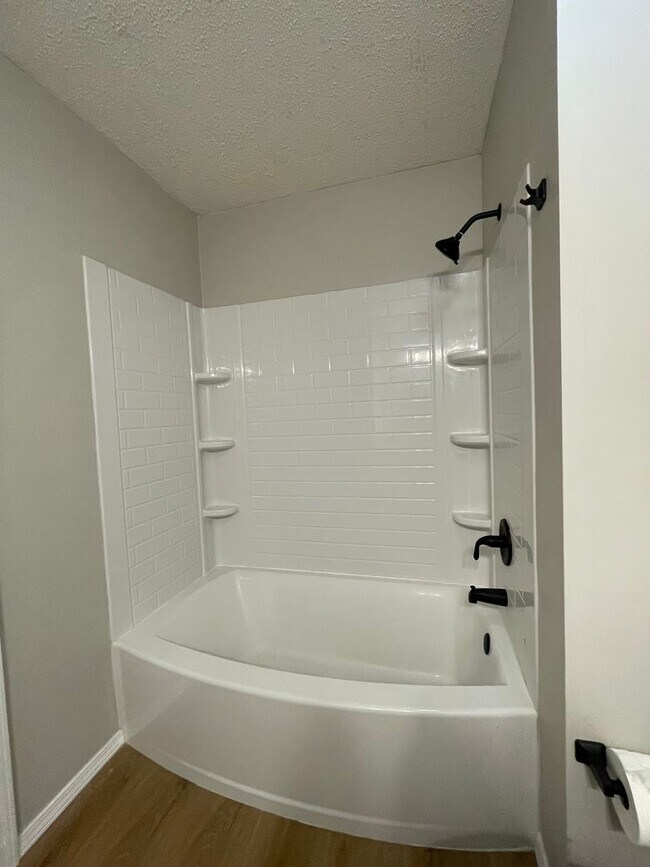 Building Photo - Great Location 3 bedroom 1 bath 1car garage