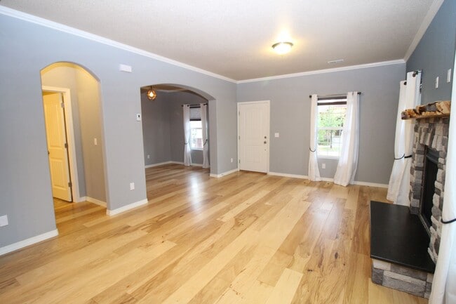 Building Photo - Beautiful 3bdrm 3bath home in Gold Hill Mesa