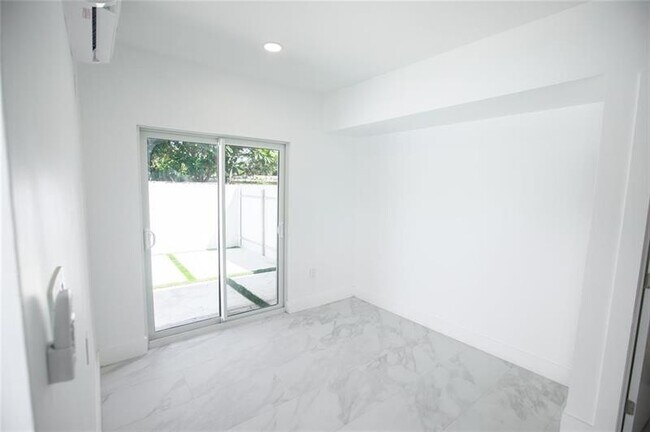 Building Photo - 1112 NE 17th Terrace