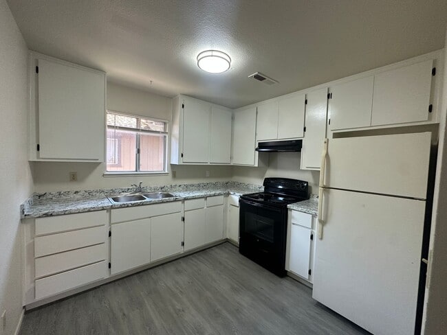 Building Photo - Gated community - Water, Garbage & Sewer Included