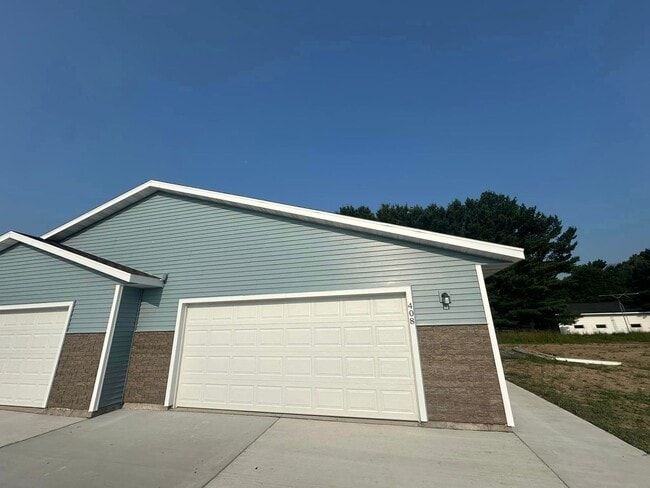Building Photo - 3 Bedroom Duplex