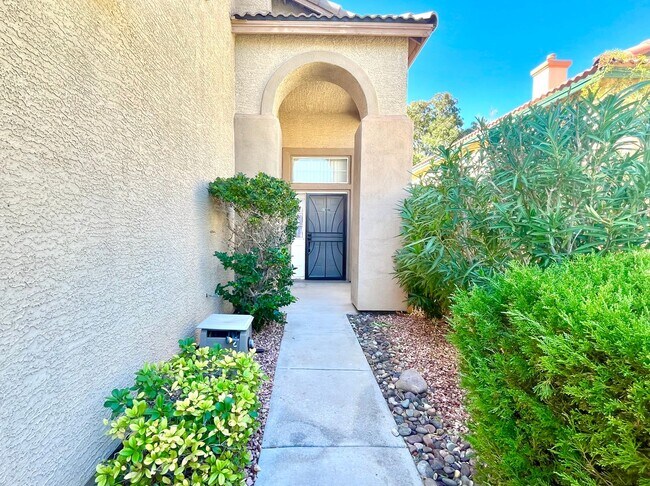 Building Photo - **$800 OFF MOVE IN BY 12/12/25**Spacious 3 Bedroom, 2.5 Bath Home with No HOA and Modern Finishes