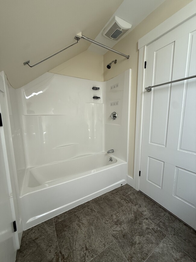 Building Photo - 799 River Rd