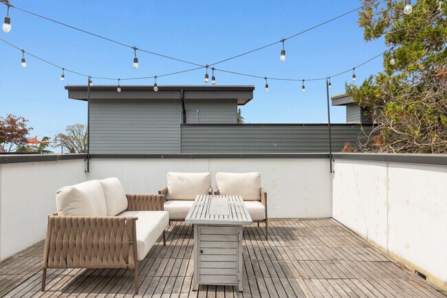 Building Photo - 913 10th Ave E