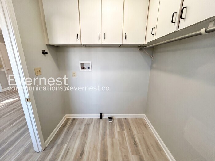 Building Photo - 212 New Shackle Island Rd