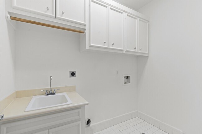 Building Photo - 6406 Rodrigo St