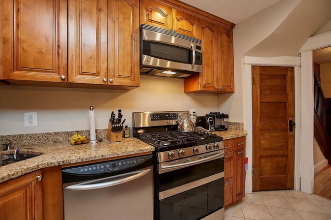 Building Photo - 3 level townhouse w 2br 2.5ba, parking spo...