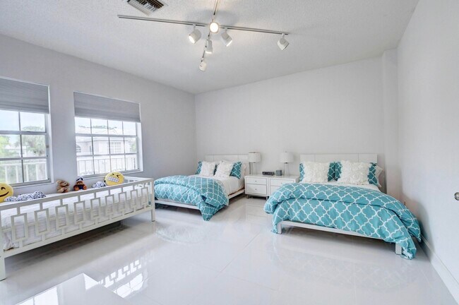 Building Photo - 5190 Lake Catalina Dr