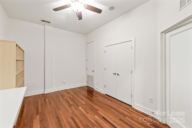 Building Photo - 931 Westmere Ave