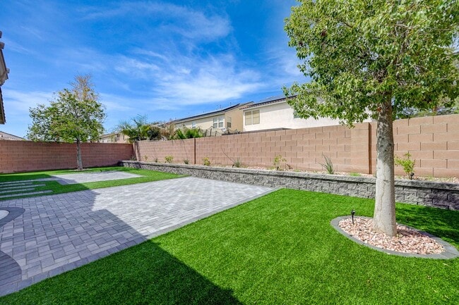 Building Photo - Stunning one story in the NW!
