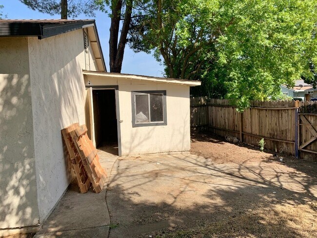 Building Photo - 805 Avon Ct