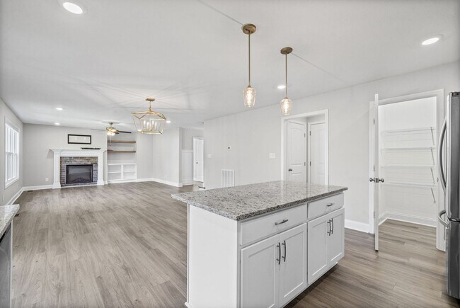 Building Photo - Pet Friendly Four Bedroom!