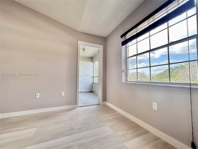 Building Photo - 2811 N Oakland Forest Dr