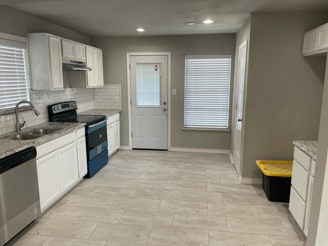 Building Photo - 613 S Andrews Ave