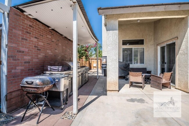 Building Photo - 933 N Burgan Ave