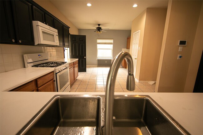 Building Photo - 2911 Quail Hawk Dr