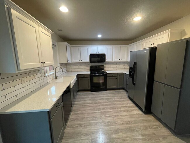 Building Photo - 4 Bedroom House in Jefferson!