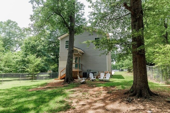 Building Photo - 235 Bray St