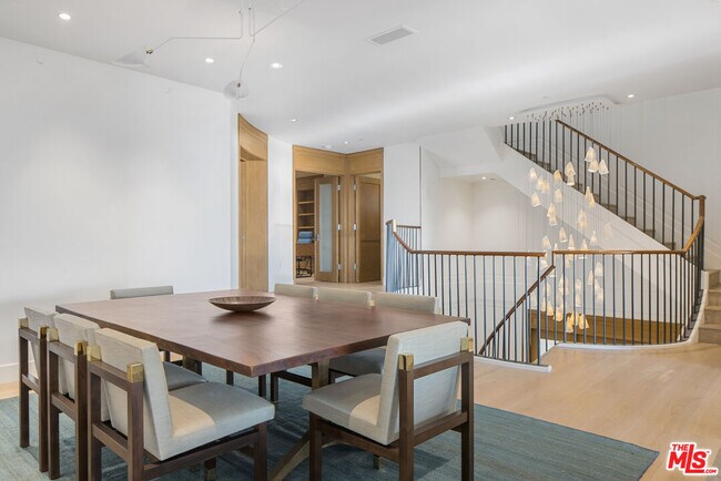 Building Photo - 1347 Palisades Beach Rd