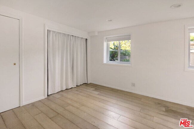 Building Photo - 150 Anita Dr