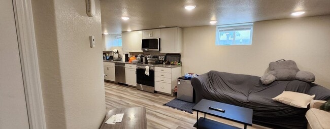 Building Photo - 3-Bed, 2-Bath Beauty in a Can’t-Miss Locat...