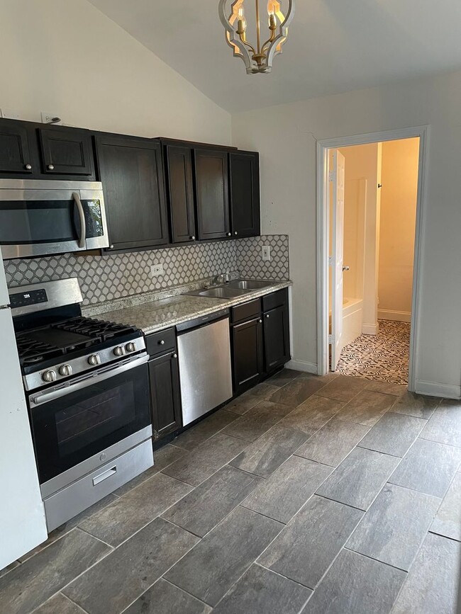 Building Photo - 2BD/1BA Shotgun in MidCity, with Backyard!