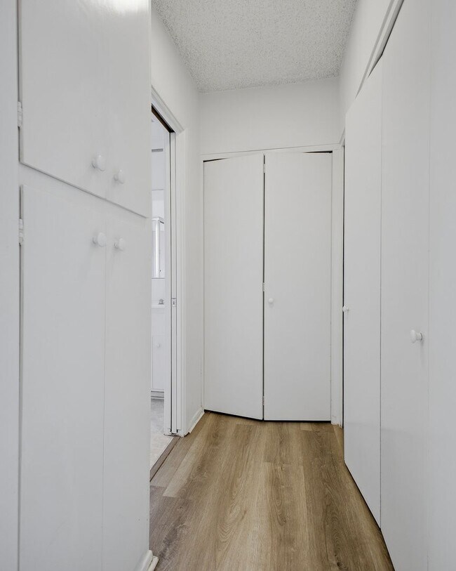Building Photo - Bright & Spacious 2 Bed / 2 Bath Across from Caltech