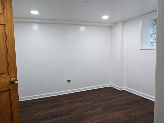 Building Photo - 5719 W Giddings St