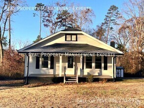 Building Photo - **MOVE IN SPECIAL!**Charming 2BR/2BA Home ...