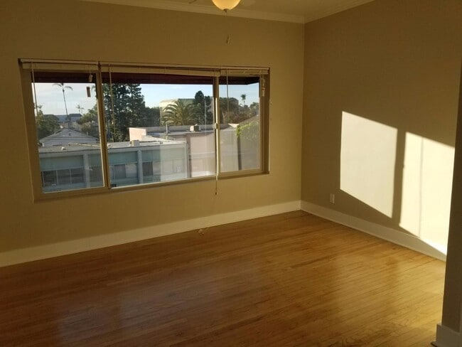 Building Photo - 3119 Fifth Ave