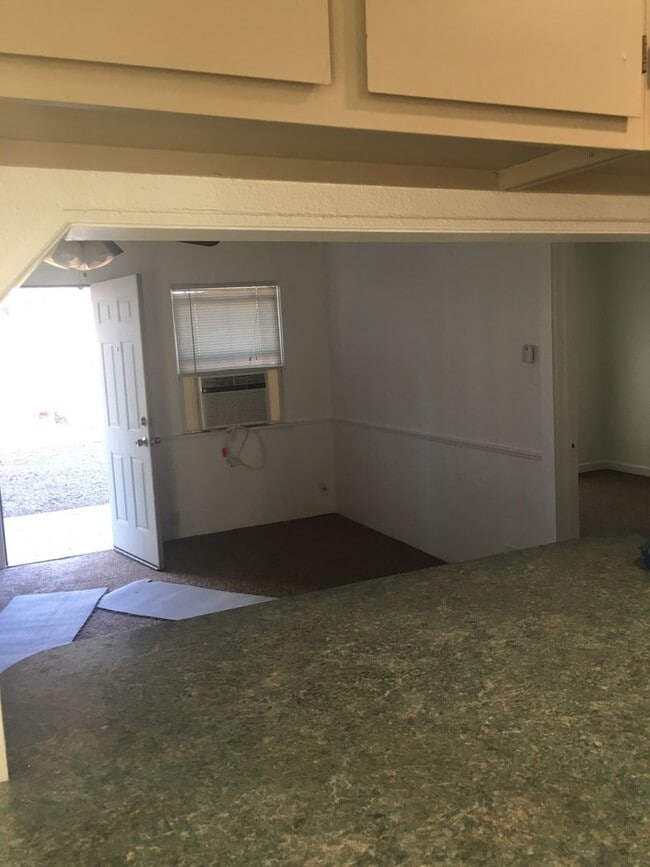 Building Photo - Paradise Cozy 2 bed one bath off of upper ...