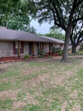 Building Photo - 2800 Shoreline Dr