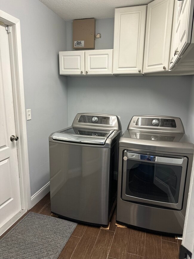 Building Photo - 908 Wicketrun Dr