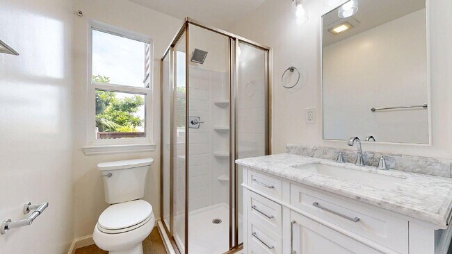 Building Photo - Convenient & Large 2BR/1BA Flat w/ In Unit Laundry & Dishwasher