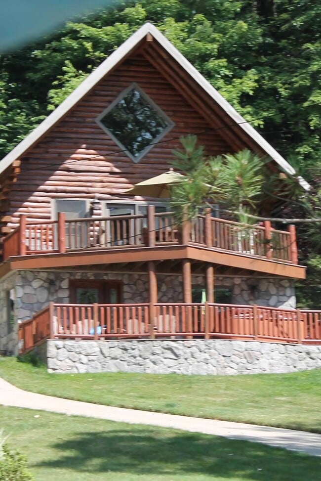 Building Photo - 401 Valley Falls Rd