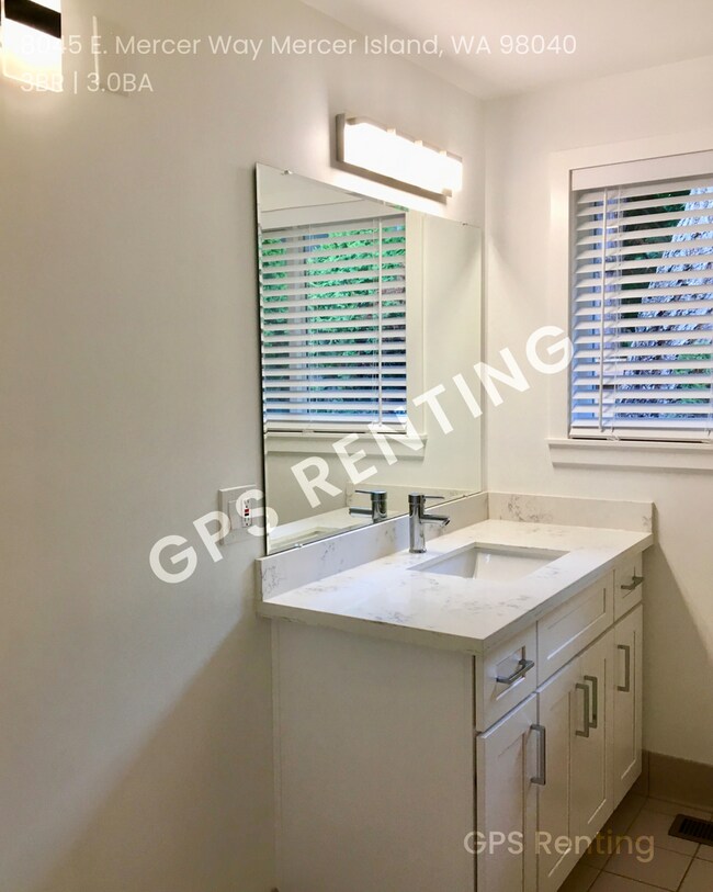 Building Photo - Elegant South Mercer Island Home with Lake...