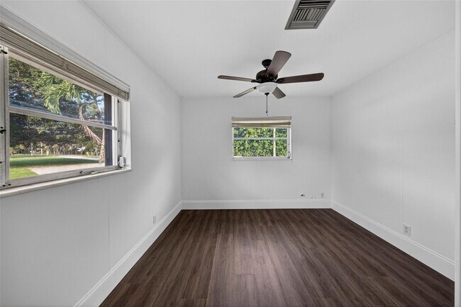 Building Photo - 6852 Skyline Dr