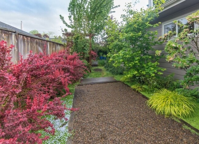 Building Photo - We have the wonderful 3 bed/2 bath you’ve been waiting for!