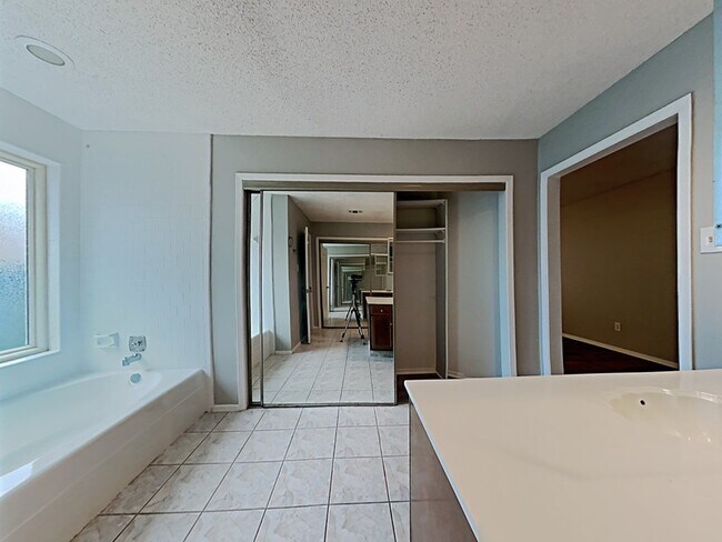 Building Photo - 3234 Old Chapel Dr