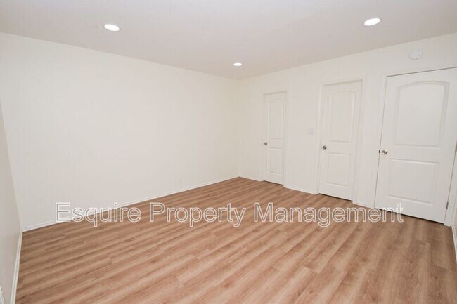 Building Photo - 420 W Linden Dr