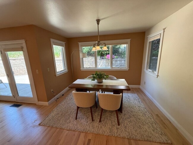Building Photo - 3 Bed 2 Bath Large Beautiful Home