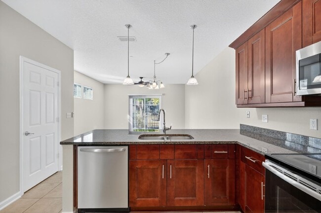 Building Photo - 11274-11271 Estancia Villa Cir