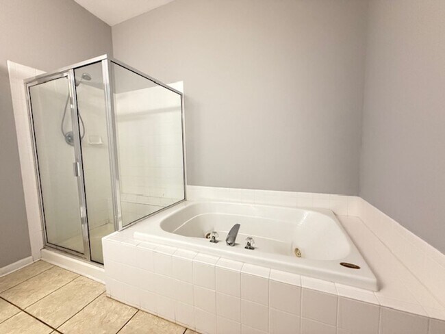 Building Photo - Triple Crown 2 bed 2 1/2 bath