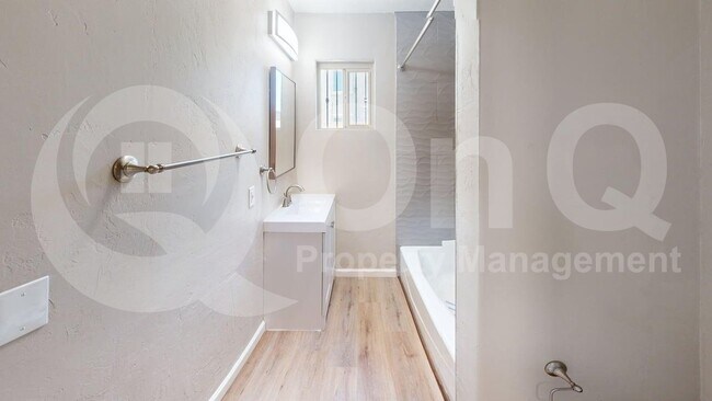 Building Photo - 1303 N Walnut Blvd