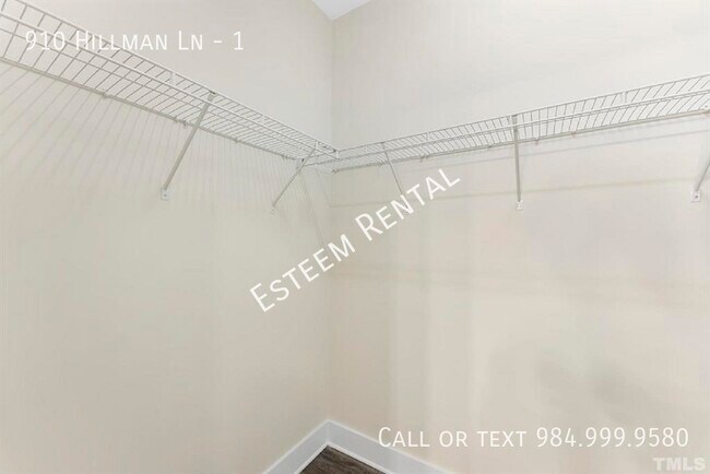 Building Photo - 910 Hillman Ln