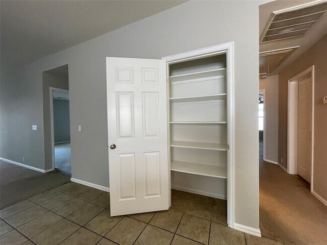 Building Photo - 208 Spruce Dr