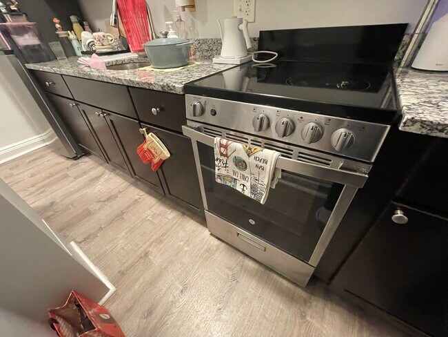 Building Photo - 63 Burbank St